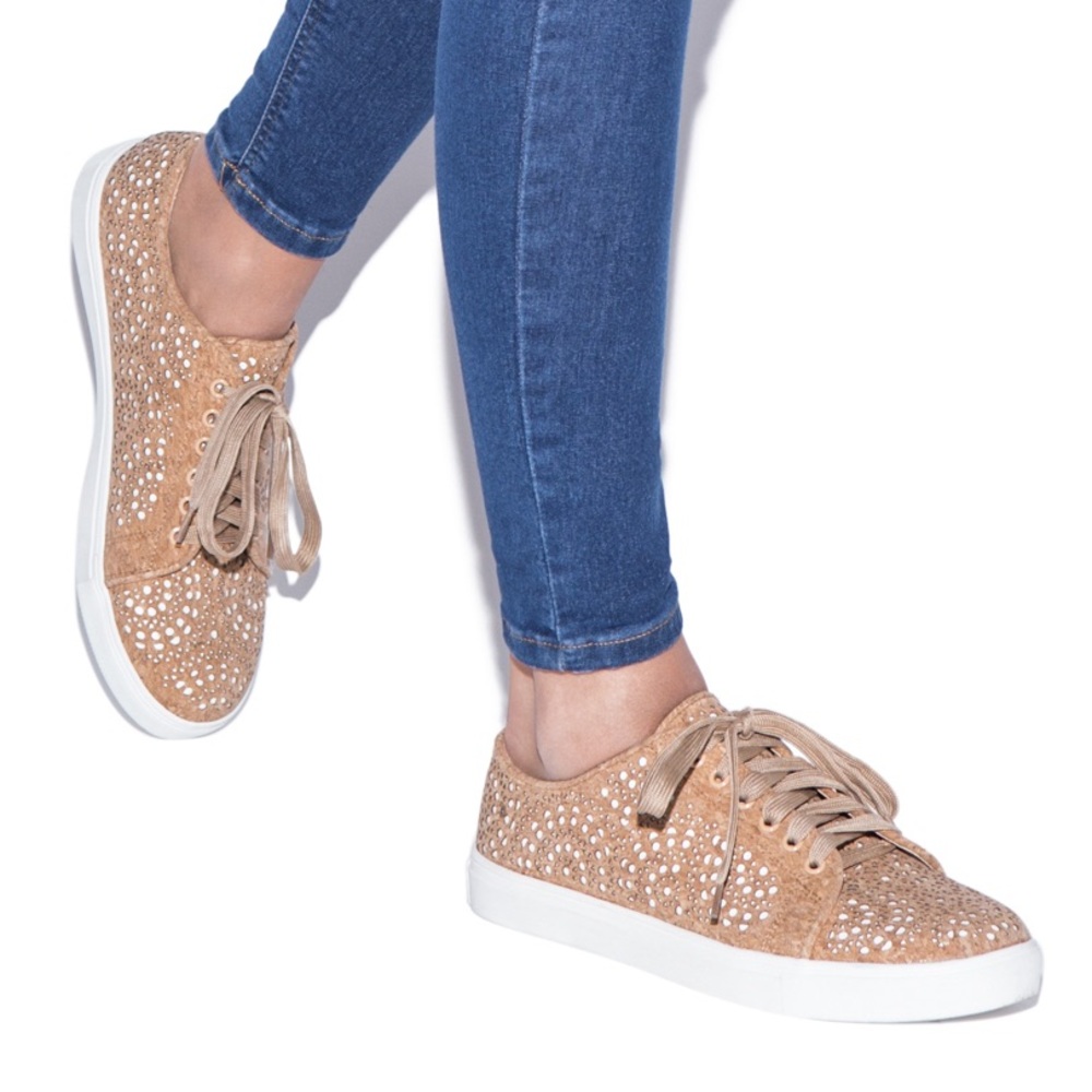 🎉HP🎉 Shoedazzle Chasma Faux leather Tan Laces Slip On sneaker Shoes Sz 9.5